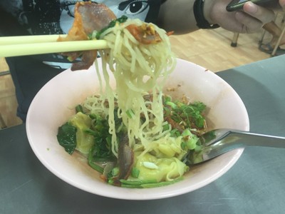 บะหมี่เกี๊ยวแห้งหมูกรอบ