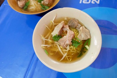 กระดูกหมูอ่อนตุ๋น  บะหมี่