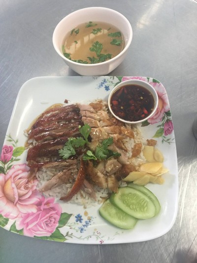 ข้าวหน้าเป็ดย่าง+หมูกรอบ