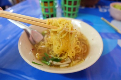 กระดูกหมูอ่อนตุ๋น  บะหมี่