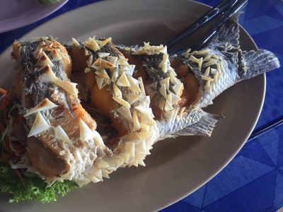 ปลากระพงทอดทั้งเกล็ด