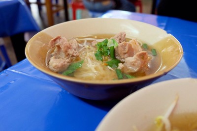 น่องไก่ ก๋วยเตี๋ยว
