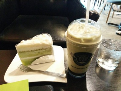 เค้กมะพร้าวอ่อนกับชาเขียว