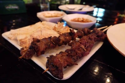 ปลาหมึกและเนื้อย่าง