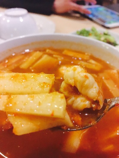 แกงส้มกุ้งยอดมะพร้าว