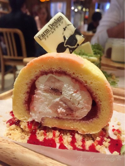 Strawberry Collon Cheese Roll