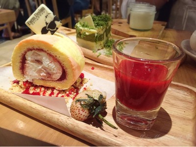 Strawberry Collon Cheese Roll