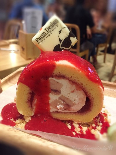 Strawberry Collon Cheese Roll