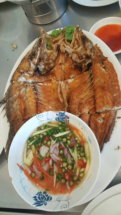 ปลากระพงทอดราดน้ำปลา