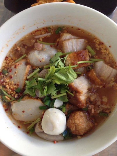 ต้มยำทุกอย่างบวกหมูกรอบ