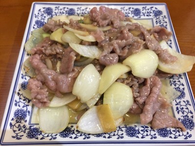 เนื้อผัดกระเทียม ขิงและหอมหัวใหญ่