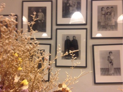 เรานั่งมุมนี้เป็นการแต่งร้านที่ดูแปลกจากร้านอื่นๆ