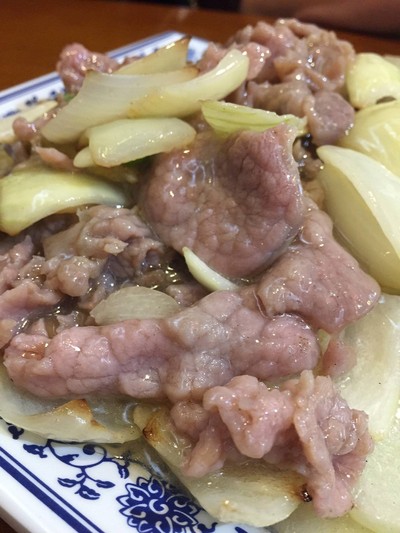 เนื้อผัดกระเทียม ขิงและหอมหัวใหญ่