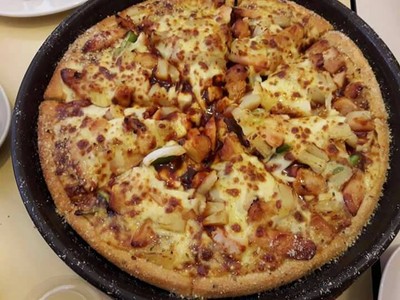 พิซซ่าหน้าชิคเก้นทรีโอ้