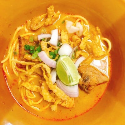 เมนูของร้าน น้ำเงี้ยวป้าสุข ก๋วยเตี๋ยว 12 ปันนา สีลม