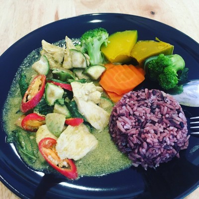 ข้าวราดเขียวหวานไก่ผัดแห้ง
