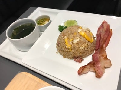ข้าวผัดไข่เบคอน