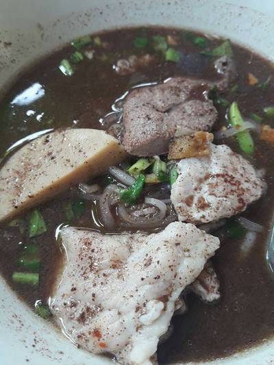 เส้นเล็กรวมหมูน้ำตก