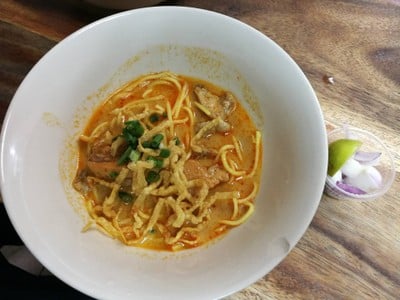 เมนูของร้าน น้ำเงี้ยวป้าสุข ก๋วยเตี๋ยว 12 ปันนา สีลม