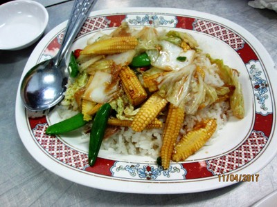 ผัดผักรวมมิตรราดข้าว