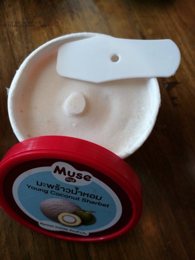 ไอศกรีมมะพร้าวน้ำหอม