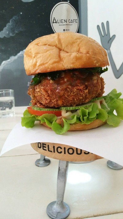 เบอร์เกอร์ไก่กะเพรากรอบ