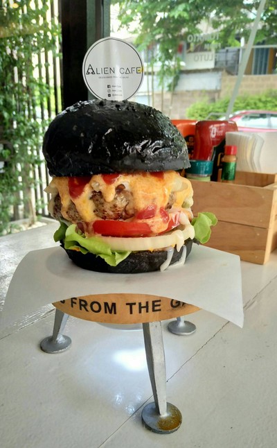 ชีสเบอร์เกอร์หมู ขนมปังชาร์โคล