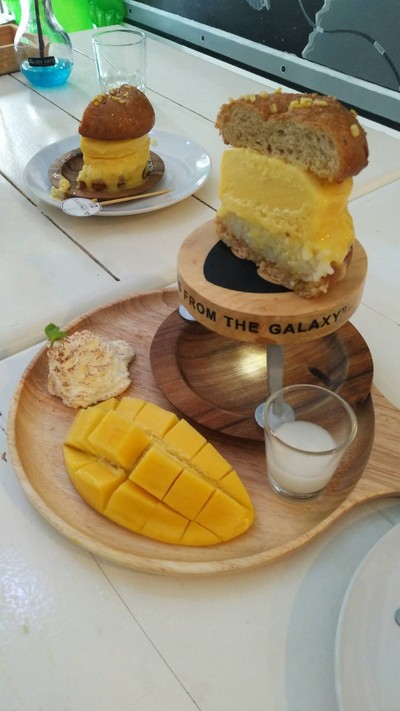 เบอร์เกอร์ไอศครีมข้าวเหนียวมะม่วง