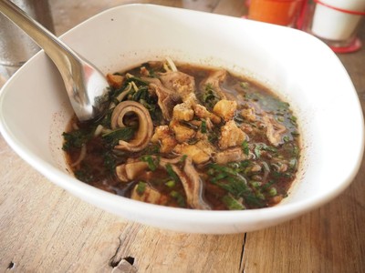 เส้นเล็กกระเพาะหมูตุ๋น