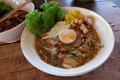 เส้นเล็กต้มยำไข่ลวก