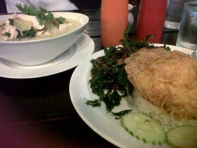 ต้มข่าไก่ ไข่เยี่ยวม้ากระเพรากรอบ ราดข้าว