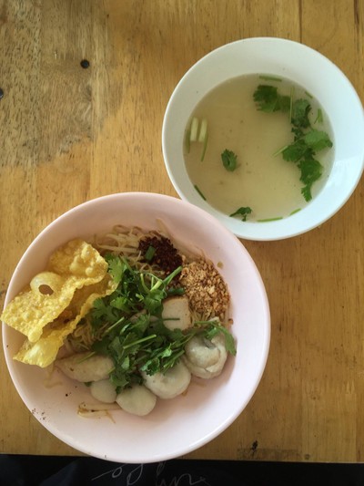 บะหมี่แห้งต้มยำลูกชิ้นปลา