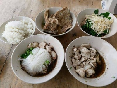 เมนูของร้าน มีเส้น ก๋วยเตี๋ยวเรือ รสเจ็บ ใจเสาะ หลังมหาวิทยาลัยขอนแก่น