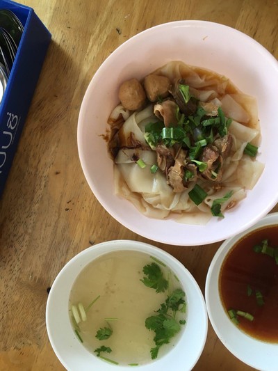เส้นใหญ่แห้งหมูตุ๋น