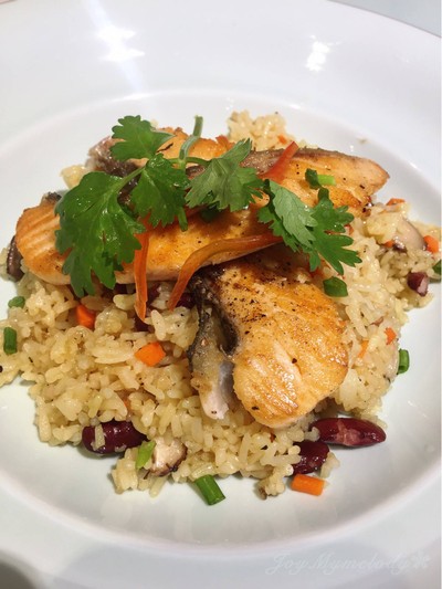 ข้าวผัดธัญพืช แซลมอนย่าง