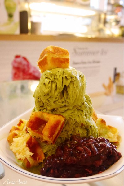 ไอศกรีมรสชาเขียวราดถั่วแดง (60฿) + วาฟเฟิล (25฿)