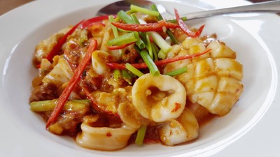 ปลาหมึกผัดไข่เค็ม