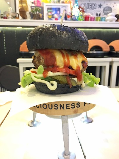 ชีสเบอร์เกอร์หมู ขนมปังชาร์โคล