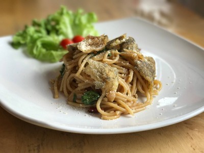 สปาเก็ตตี้ปลาสลิดทอดกรอบผัดพริกแห้ง