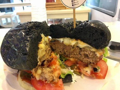 ชีสเบอร์เกอร์หมู ขนมปังชาร์โคล