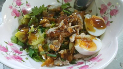 บะหมี่ 2 ก้อน เกี๊ยวนุ่มลื่นอร่อย ใส่หมูแดงหมูกรอบ เนื้อปู กากหมู กากหมูชิ้นโต ร