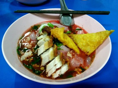 เย็นตาโฟต้มยำทะเลหมูกรอบ