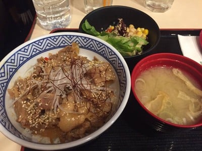 เมนูของร้าน Yoshinoya โยชิโนยะ ข้าวหน้าเนื้อ ข้าวหน้าหมู เซ็นทรัลเวิลด์
