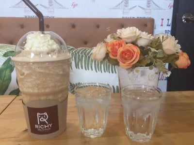 น้ำเปล่าเสริฟให้ฟรีคะ