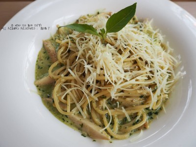 chicken pesto pasta .