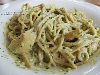 chicken pesto pasta .