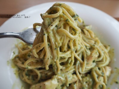 chicken pesto pasta .