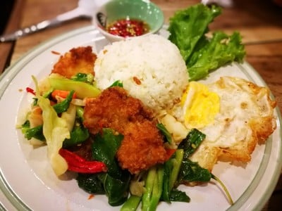 ข้าว กระเพราปลาดอลลี่