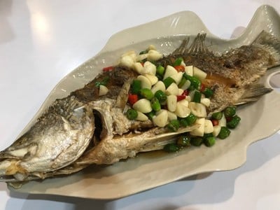 ปลากระพงทอดน้ำปลาพริกสด