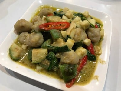 แกงเขียวหวานลูกชิ้นปลากรายจ